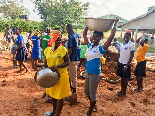 Training college students join in the construction